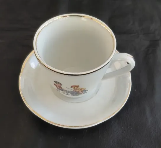Xícara de chá infantil de porcelana vintage da marca Schmidt, com pintura policromada e fr