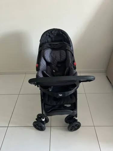 Carrinho de bebê + bebê conforto