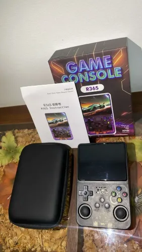 Video game console portatil R36S preto