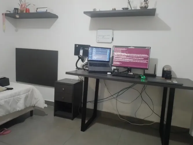 Mesa de estudos/criado/prateleiras e cabeceira cama