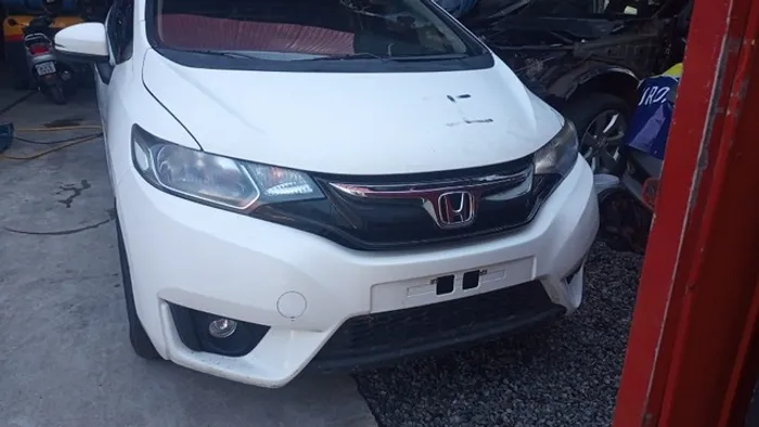 Sucata Honda Fit 2016 Branco Disponível para Retirada de Peças