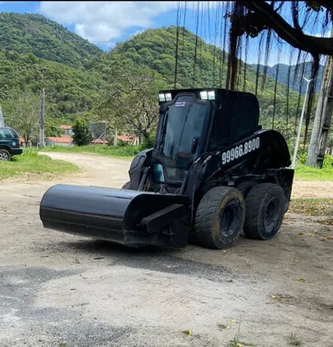 Aluga mini carregadeira / bobcat 
