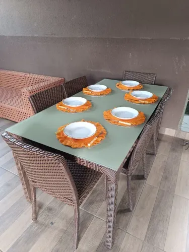 Jogo de mesa com 6 cadeiras em fibra sintetica!