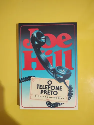 O telefone preto.
