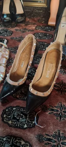 Sapatos Femininos Pretos com Detalhes em Dourado