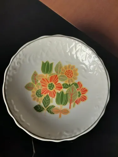 Fruteira  em porcelana com pezinho. Peça  vintage.