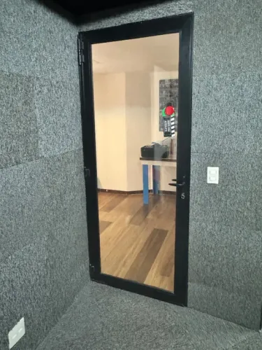 Porta Acústica Alufama com vidro duplo toda em aluminio como portal excelente e 'perfeita