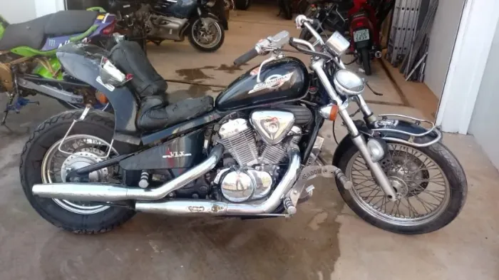 Sucata de moto para retirada de peças Honda Shadow 600 2001