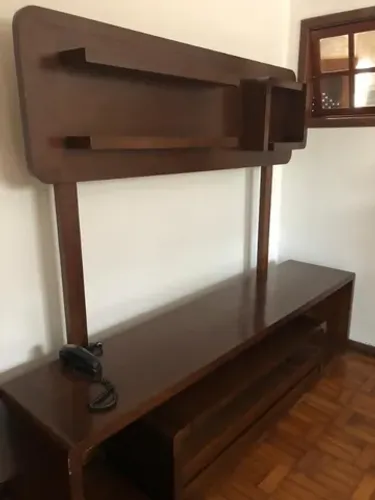 Rack com painel suspenso em madeira maciça