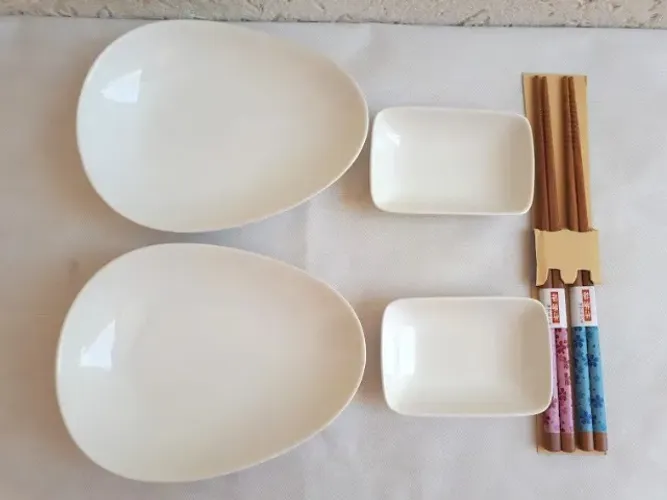 Kit Prato Porcelana Sushi Sashimi Japonês com Hashi E Molheira