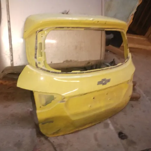 Tampa Traseira Amarela Chevrolet spin 2016