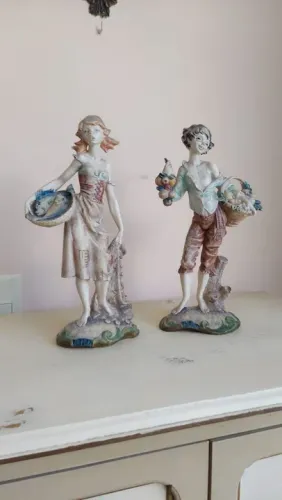 Casal em resina italiana (os dois por 230)