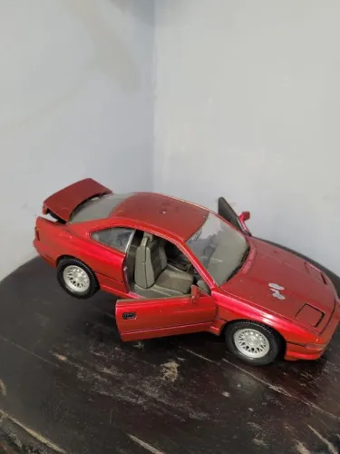 maisto - bmw 850i 1990 - miniatura em metal, rica em detalhes com pneus de borracha