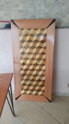 Mesa em.marchetaria