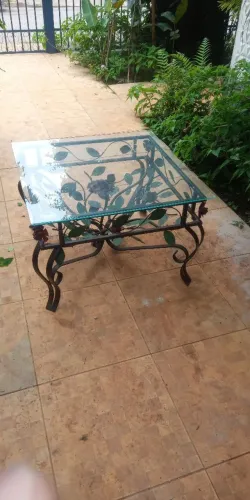 Mesa de centro em ferro com tampo de vidro