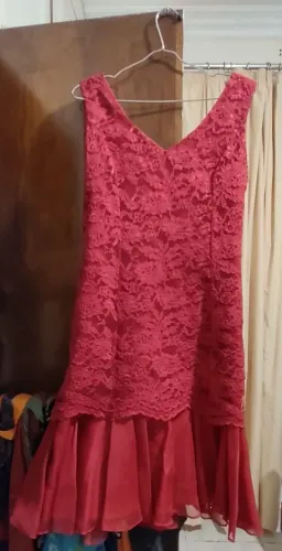 Vestido Vermelho de Renda com Detalhes