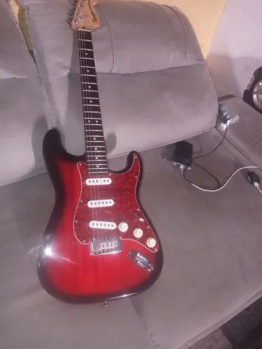 Guitarra squier standard  com ponte dois pivores indonésia somente hoje