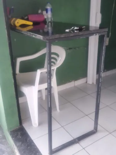 Mesa com estrutura de ferro metalon