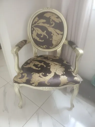 Cadeira de design clássico com detalhes dourados