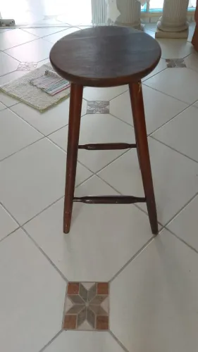 Banqueta/cadeira alta em madeira maciça, 70 cm altura X 28 circunferência topo
