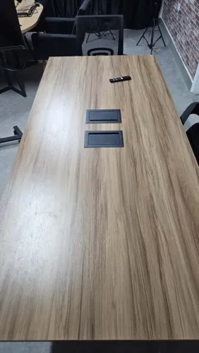 Mesa de reunião 6 lugares retangular com adaptador de tomadas.
