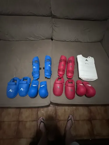 Kit Luvas e protetores Arawaza Adidas - Karatê 