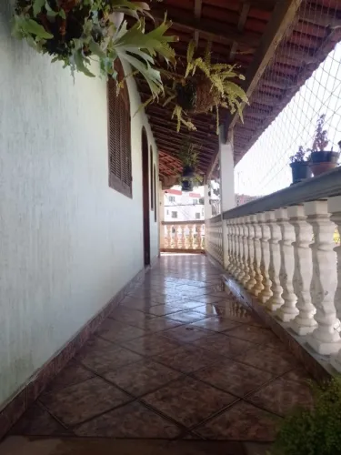 casa estilo colonial de 2 quartos e 3 vagas de garagem, bairro rio branco.