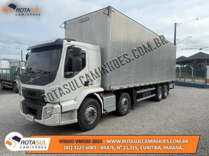 VOLVO VM 330 2021 BAÚ 9,50M