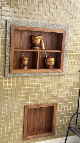 Nicho embutido para churrasqueira tons rústicos amadeirados