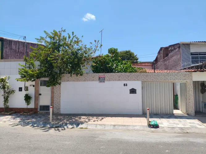 Uma casa com 4 quarto, sendo uma suíte, no centro de Caucaia + 3 kitnets no terreno 16x22