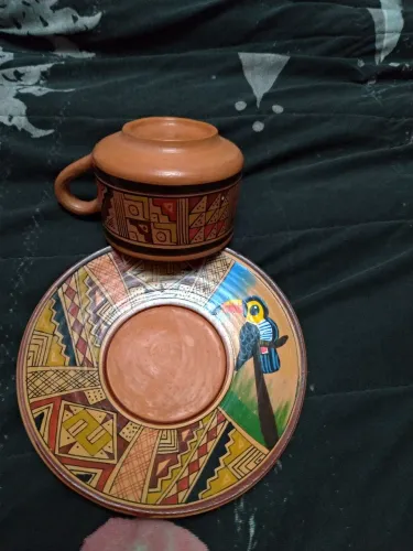 Conjunto de xícara e pires de cerâmica artesanal