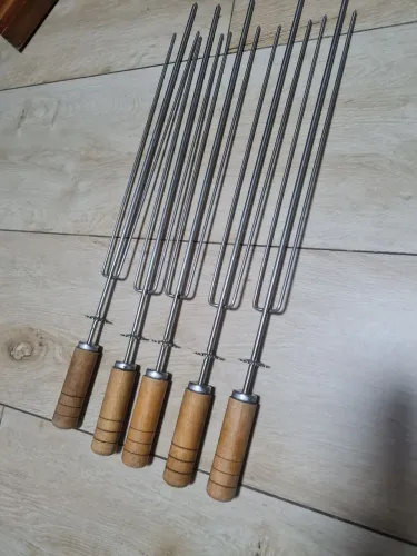 Espetos para churrasco com cabo de madeira