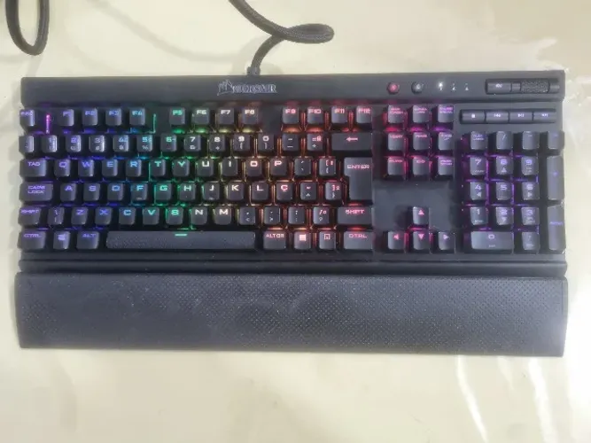 Teclado Corsair K70 LUX ABNT 2 RGB Switch Cherry MX RED
