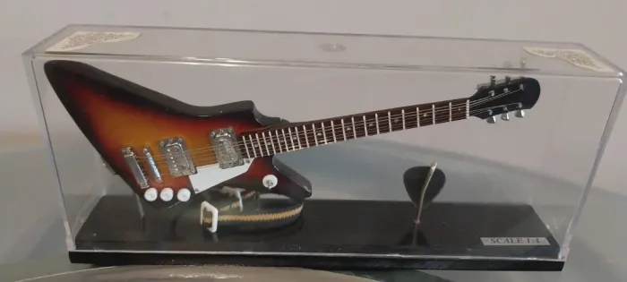 Miniatura De Guitarra - escala 1:4 com caixa de acrilico