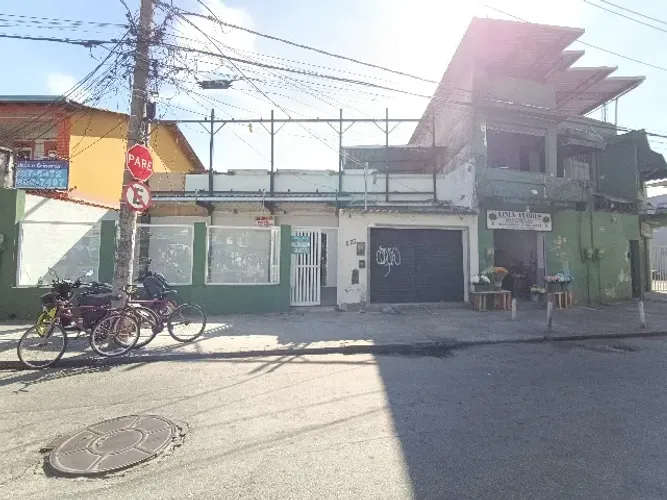 Aluga-se: casa para uso comercial com 200m². 09 cômodos, 03 banheiros.