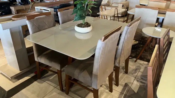 Mesa nova de madeira e acabamento laca 