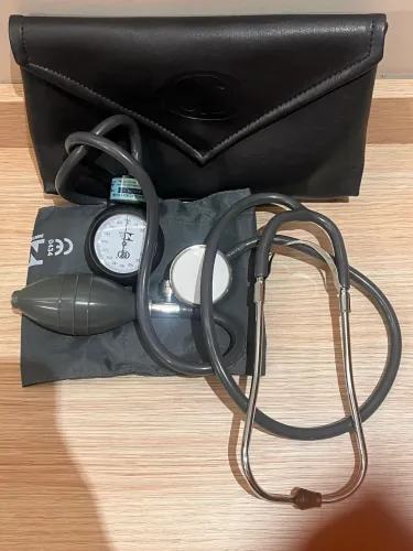 Esfigmomanômetro, aparelho de pressão arterial, acompanha estetoscópio e estojo