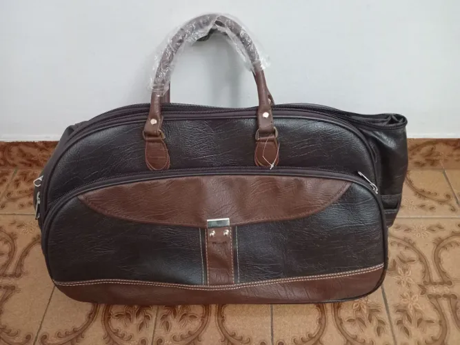 Linda bolsa de viagem com rodinhas couro sintético