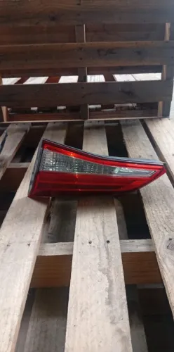 LANTERNA TRASEIRA DIREITA TAMPA DE MALA TOYOTA YARIS SEDAN 20/24 COM DETALHE 