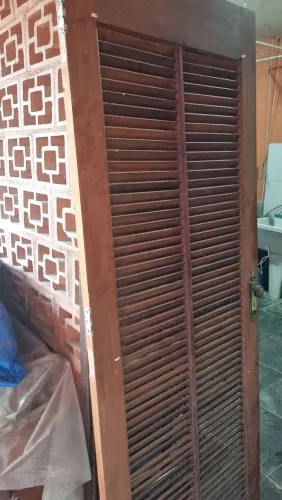 Porta madeira vazada com maçaneta.
