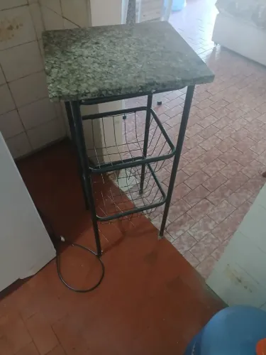 Fruteira,com bancada para colocar o um filtro com garrafão com água mineral