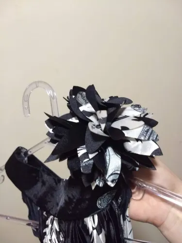 Vestido preto e branco com flor