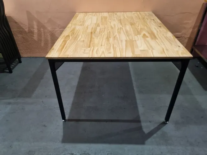 Mesa estilo industrial em madeira PINUS e METALON preto 1,10 X 1,40 X A 0,75