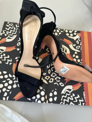 Sandália shuts
