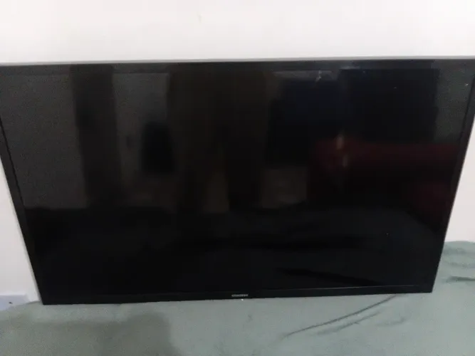 Tv Samsung com a tela quebrada mais funcional. As outras peças estão perfeitamente boas.