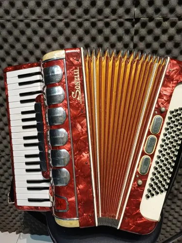 Acordeon Sonelli de 80 baixos afinada.