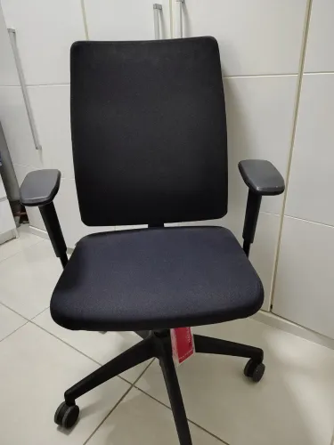 cadeira de escritório Flexform por R$ 300,00.