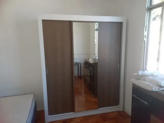 Guarda-Roupa: 2m de altura, 1,70. de largura e 50cm de comprimento