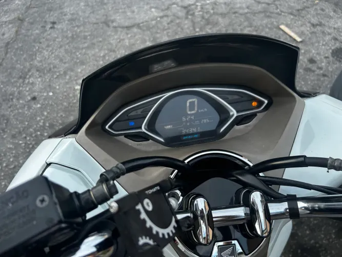 PCX DLX 2022