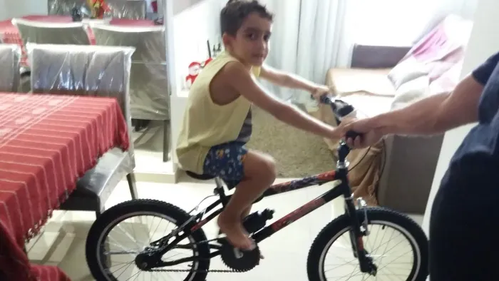 Bicicleta BMX/ Aro *20*. Com acessórios/ peças de alumínio.